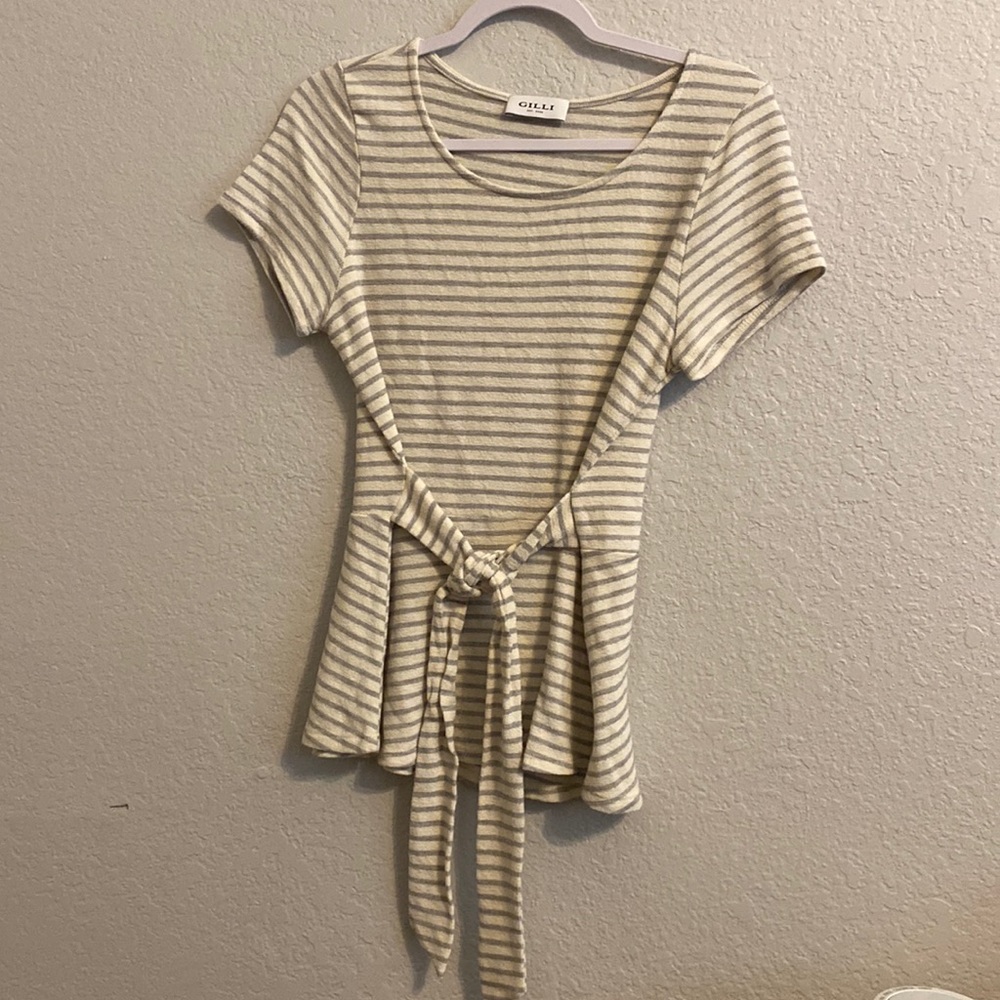 Gilli Grey and White T-Shirt. Size Large.